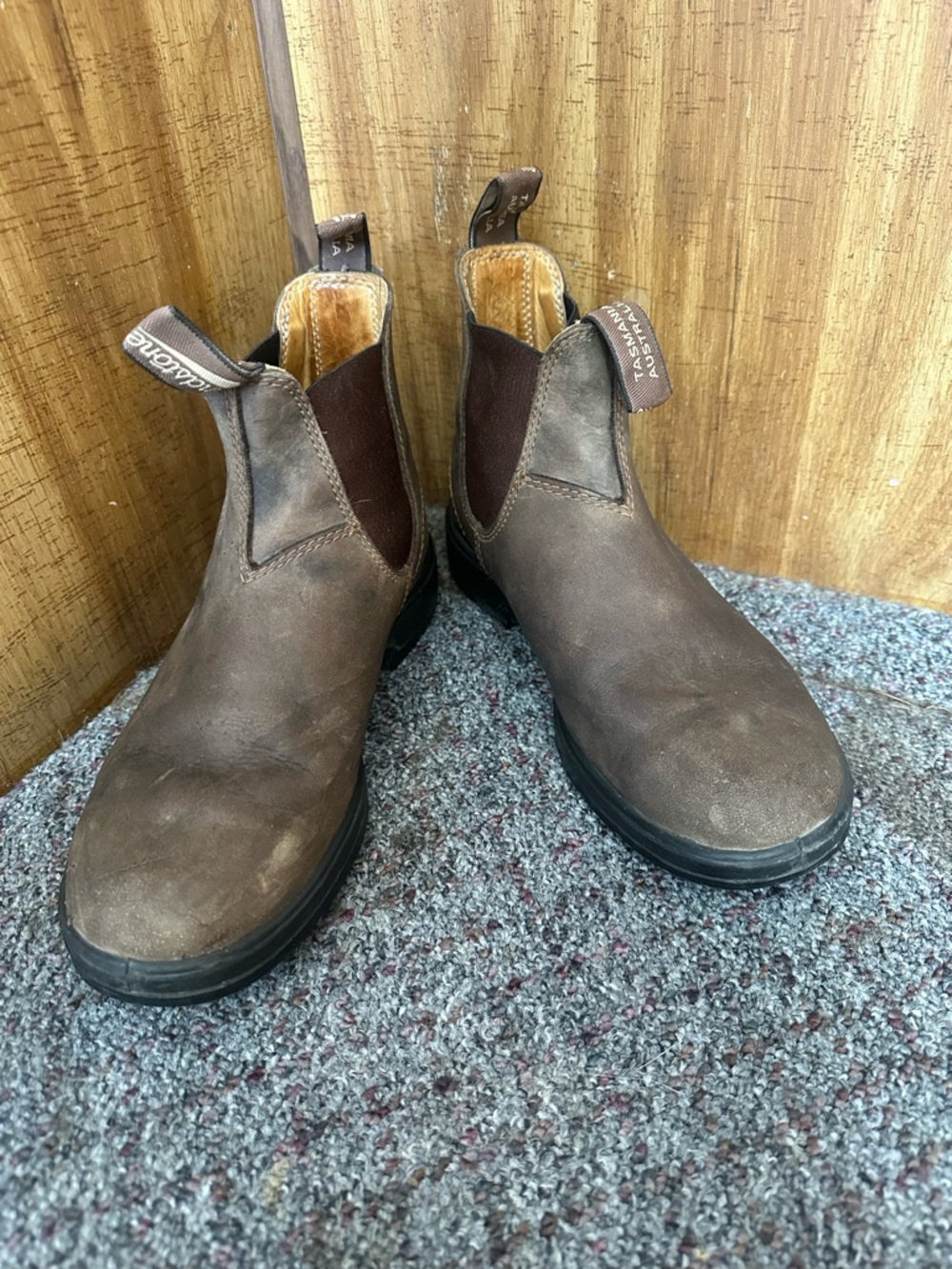 Women's Classic Blundstone Chelsea Boots (US 8/AUS 5)
